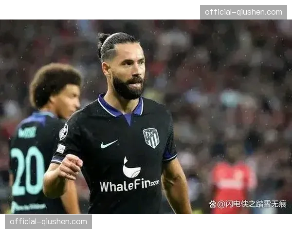 特写：诺丁汉森林老将费利佩在训练中指导年轻后卫进行防守职责切换